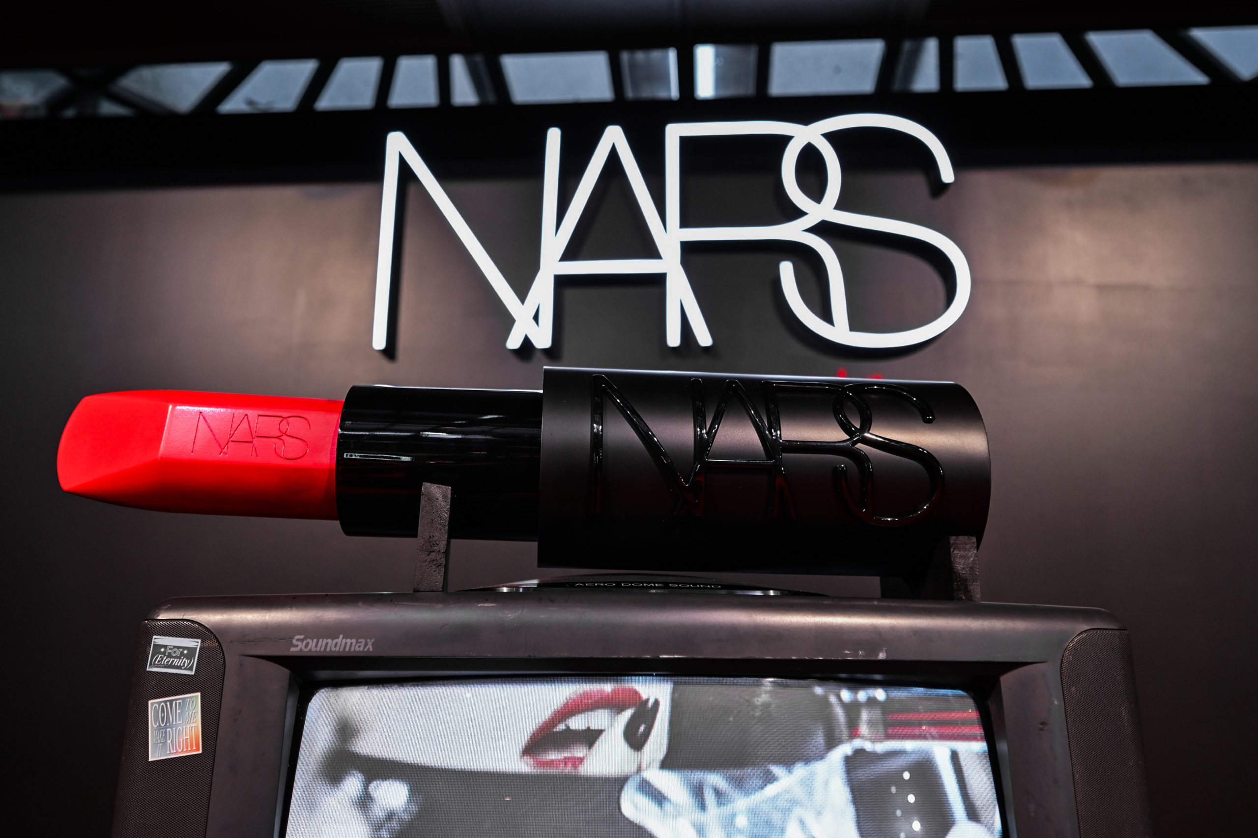 NARS ฉลองครบรอบ 30 ปี จัดงานอีเว้นต์สุดยิ่งใหญ่ “NARS MAISON EXPLICIT” ประกาศแต่งตั้ง ‘เจฟ ซาเตอร์’ ขึ้นแท่น Friend of NARS THAILAND คนล่าสุด พร้อมเปิดตัว NEW EXPLICIT LIPSTICK ได้สาว ‘เนเน่ – พรนับพัน’ มาร่วมเผยลุคสวยมั่นใจจาก NARS EXPLICIT LIPSTICK