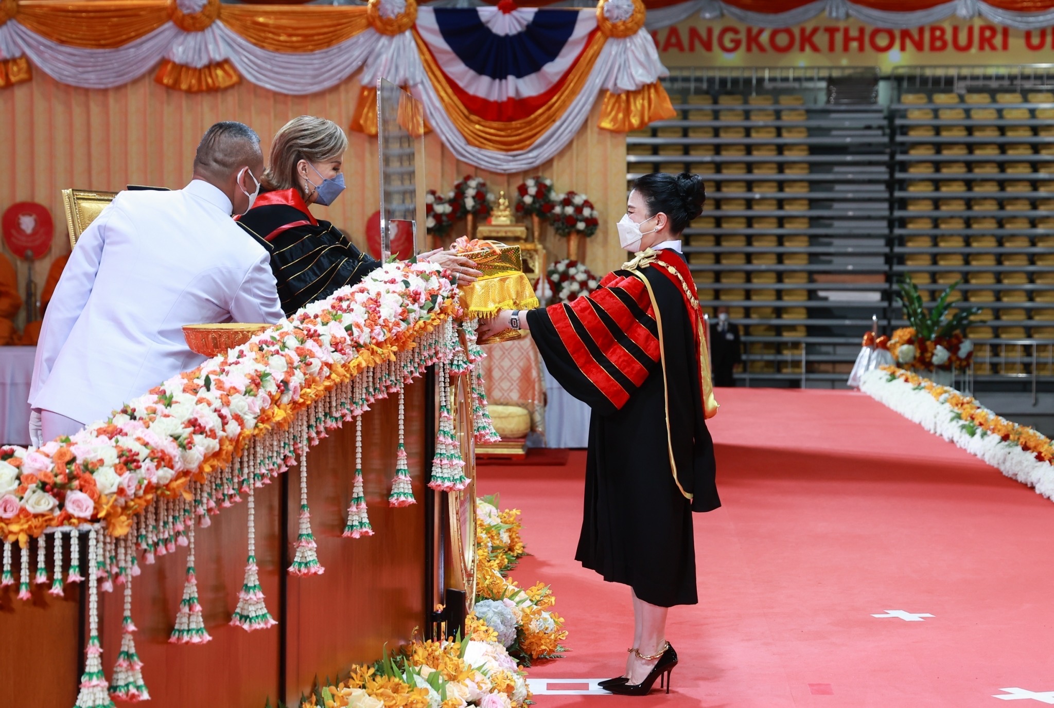 ทูลกระหม่อมหญิงอุบลรัตนราชกัญญา สิริวัฒนาพรรณวดี เสด็จพระราชทานปริญญาบัตร ณ มหาวิทยาลัยกรุงเทพธนบุรี