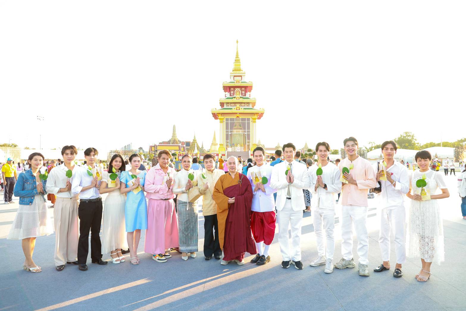 ศิลปินดาราสายบุญ ร่วมสักการะ “พระธาตุเขี้ยวแก้ว” ณ ท้องสนามหลวง