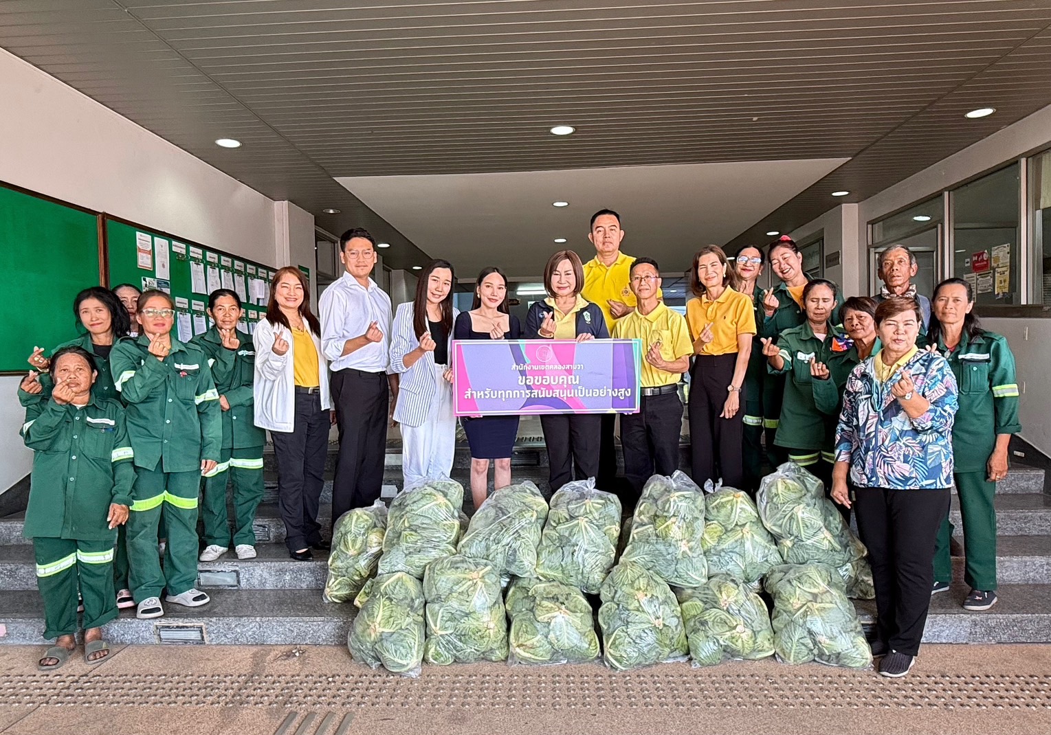 “รุ้ง ธนิภา ร่วมกับตำรวจภูธรภาค1 กรมกิจการพลเรือนทหารบก สำนักงานเขตคลองสามวา และ คุณก้อย สก.ชญาดา ช่วยเหลือเกษตรกรชาวสวนกะหล่ำปลี”