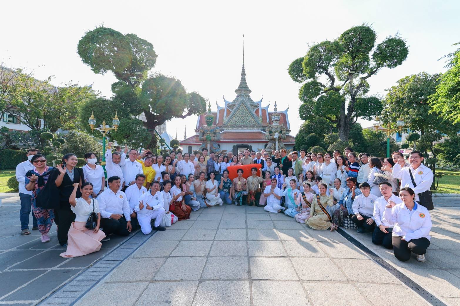 คนบันเทิงสายบุญ ร่วมงาน “ห่มผ้าพระปรางค์วัดอรุณฯ เสริมบารมี สืบสานพระพุทธศาสนา ประจำปี ๒๕๖๘”